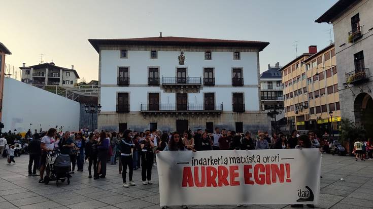 Zarauzko hilketa matxista salatu dute hainbat herritarrek