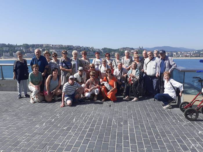 Donostiako Aquariumera irteera egin dute Saiaz gizarte zerbitzuetako erabiltzaileek