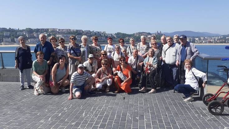 Donostiako Aquariumera irteera egin dute Saiaz gizarte zerbitzuetako erabiltzaileek
