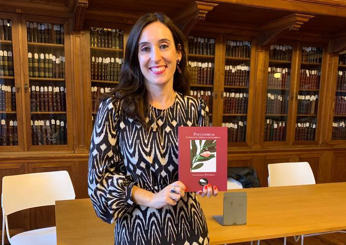 'Poetandreak' antologia liburua aurkeztu du Maite Lopez Las Heras idazle azkoitiarrak