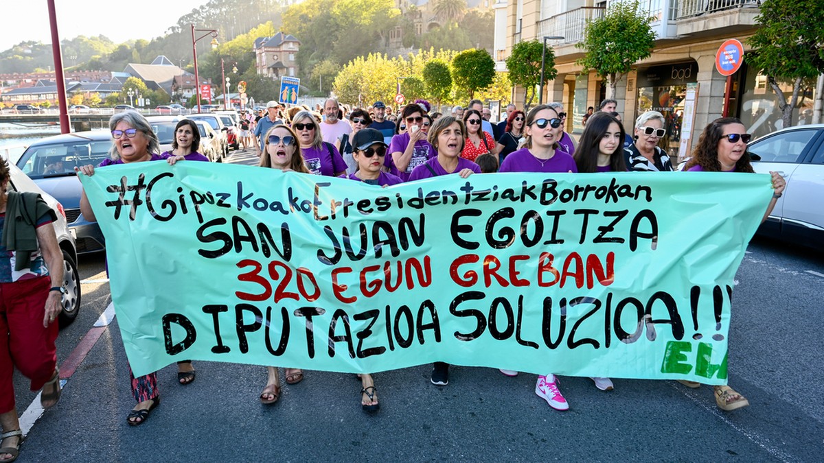 Langileen baldintzak hobetuko dituen hitzarmena exijitu dute, dozenaka herritarren babesean