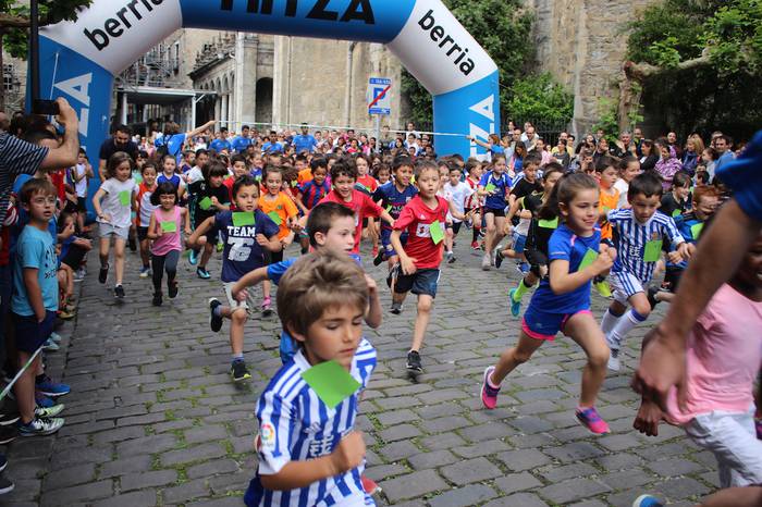 Irudietan: Ehunka haurrek parte hartu du Azkoitian Ikaskirol Krosean