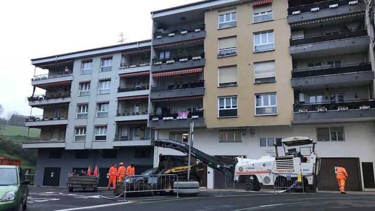 Herriko hainbat auzotako zorua asfaltatzen ari dira