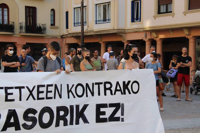 Putzuzulo gaztetxean azken astean izan diren erasoak salatu dituzte Zarautzen