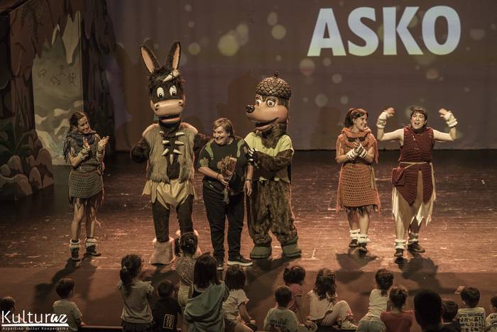 Alaitz Olaizolari aitortza egin diote Ene Kantaken emanaldiaren bukaeran