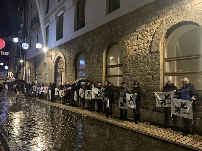Euskal preso, iheslari eta deportatuak etxeratzearen alde herritar ugari elkartu da Saregile plazan