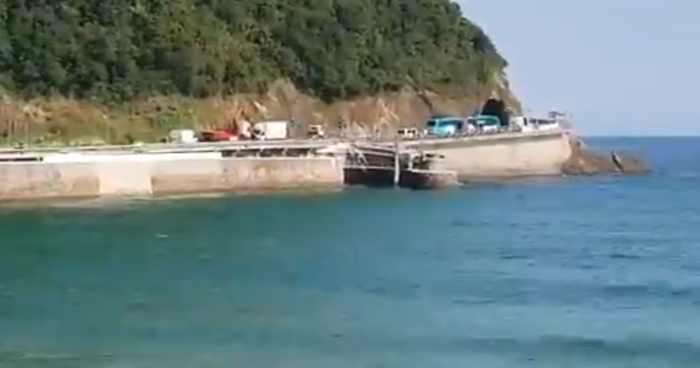 Autobus batek eta kamioi batek elkar jo dute moila inguruan