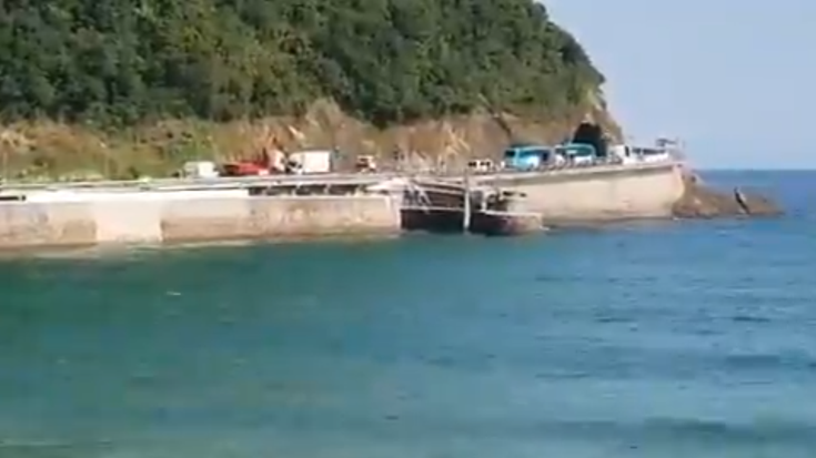 Autobus batek eta kamioi batek elkar jo dute moila inguruan