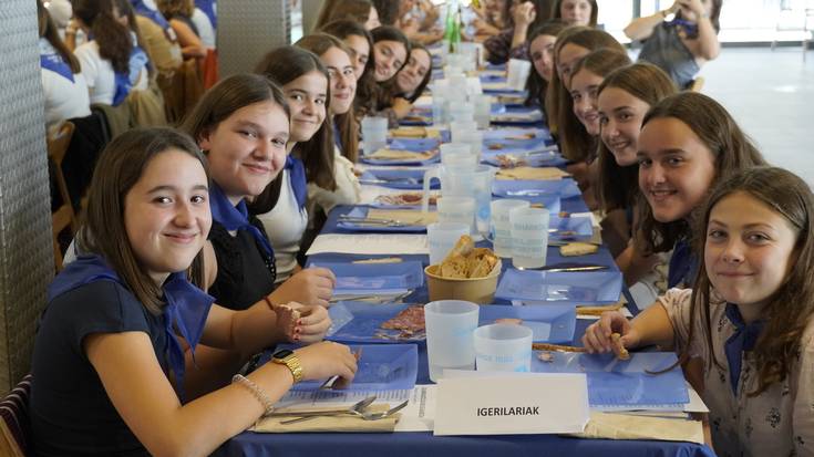 Lau hamarkadako ibilbidea festa giroan ari dira ospatzen Izarraitz igeri elkarteko kideak