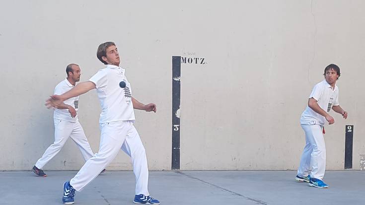 Esku pilota txapelketa herrikoiko bosgarren jardunaldia jokatuko da gaur