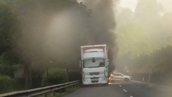 Kamioi batek su hartu du Munategin, eta auto ilara ikaragarriak sortu dira