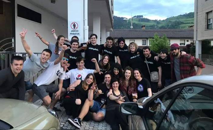 Adiskide guztien ospakizuna