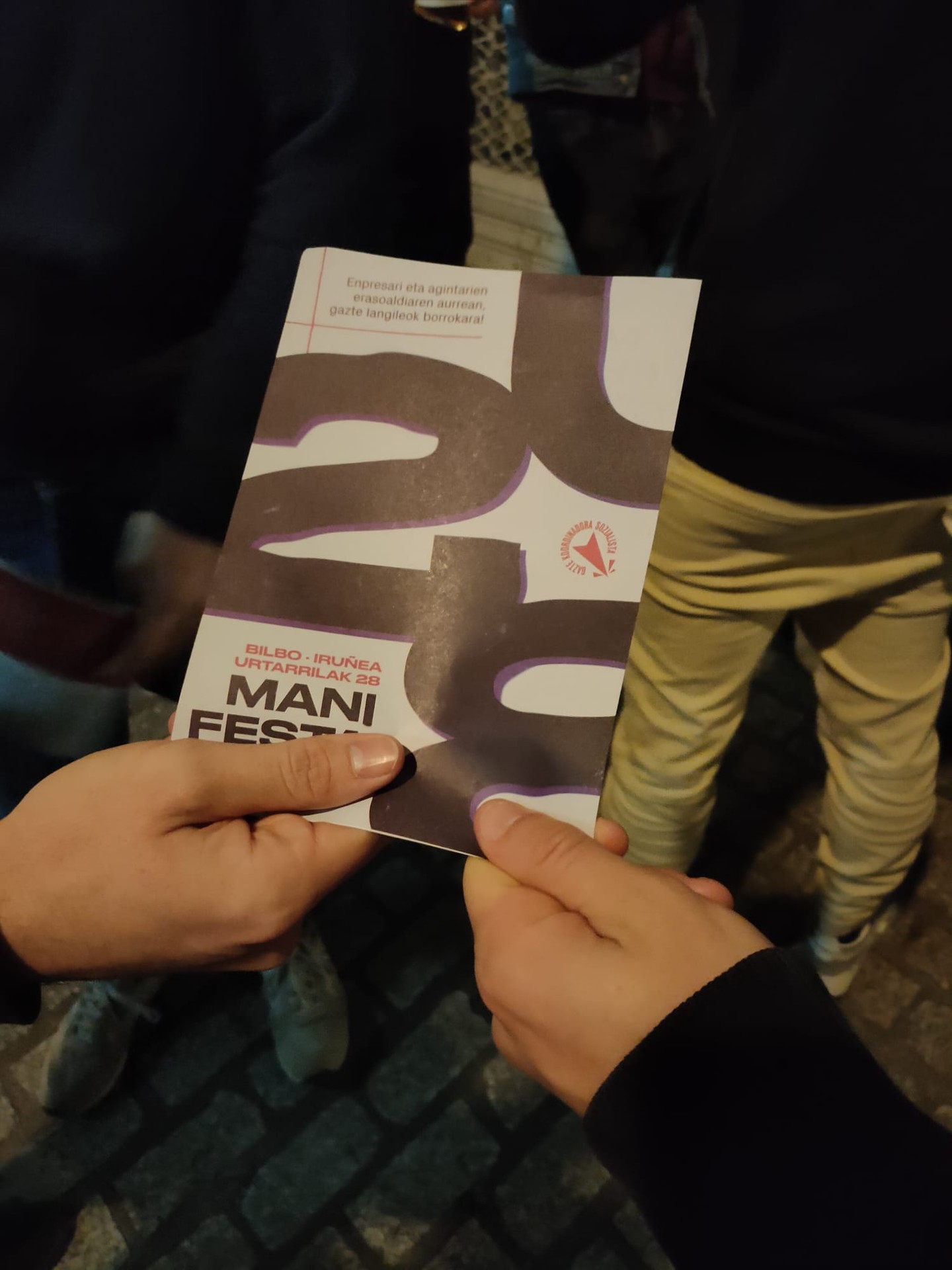 Urtarrilaren 28an Bilbon eta Iruñean egingo diren manifestazioen harira, hilaren 24an eskuorriak banatzen ibili da Azpeitiko GKS