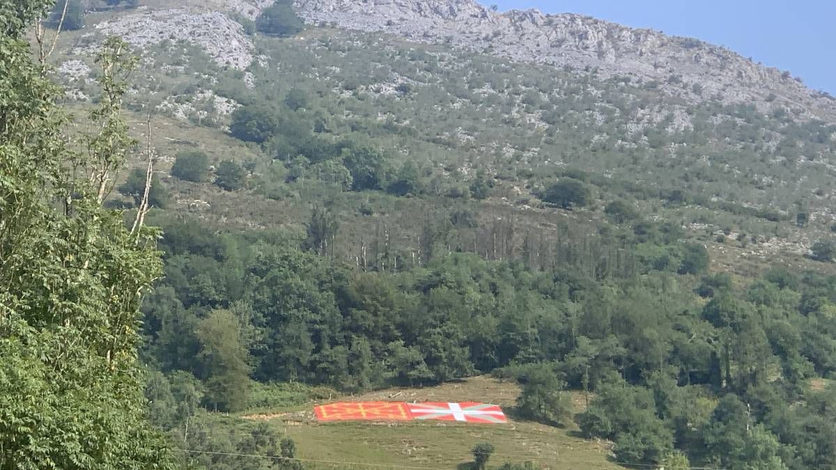 Euskal ikurrak handi-handi azalera atera ditu Gure Eskuk