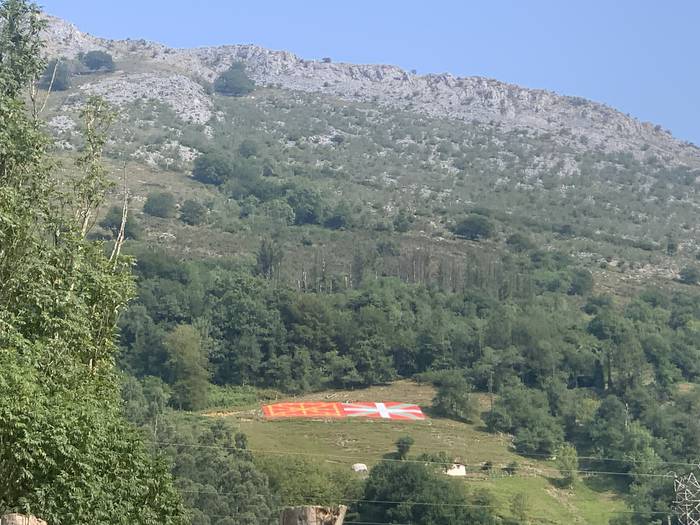 Euskal ikurrak handi-handi azalera atera ditu Gure Eskuk