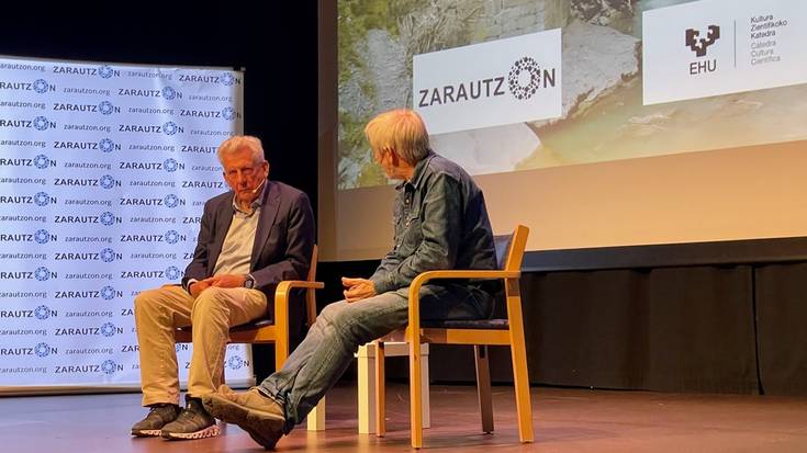 Aretoa leporaino beteta, Etxenikek emandako hitzaldian