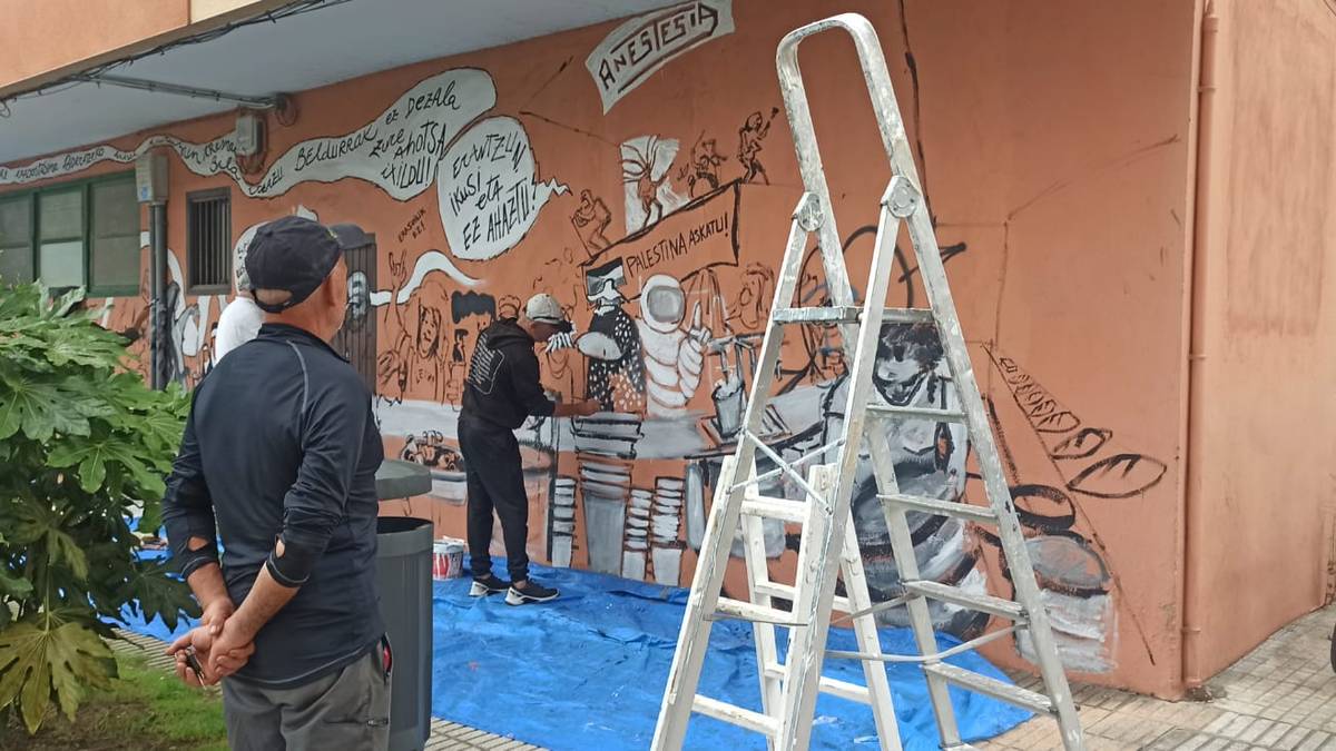 Hasi dira Azken Portuko jaietako murala margotzen
