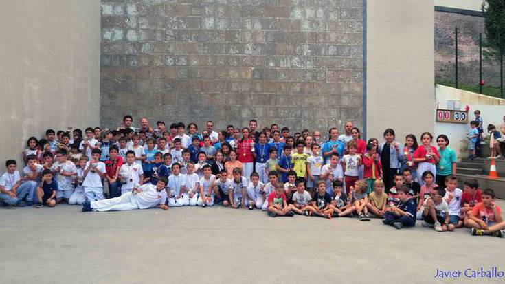 Benjamin eta alebin mailetako neska-mutilei zuzendutako eskolak antolatu ditu Zumaiako Pilota Elkarteak