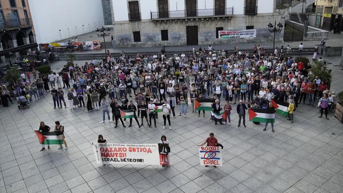 Herritarrek plaza bete dute, Palestinari elkartasuna adierazteko