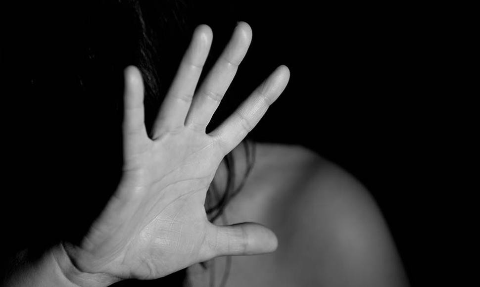 Azkoitiko emakume fisioterapeuta batek lanean izandako erasoa salatu du