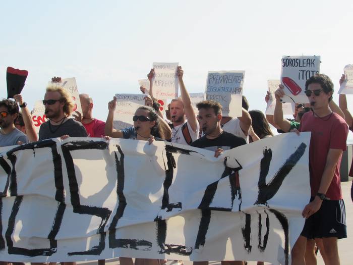 Zarauzko sorosleek lan baldintzak hobetzeko protesta egin dute gaur