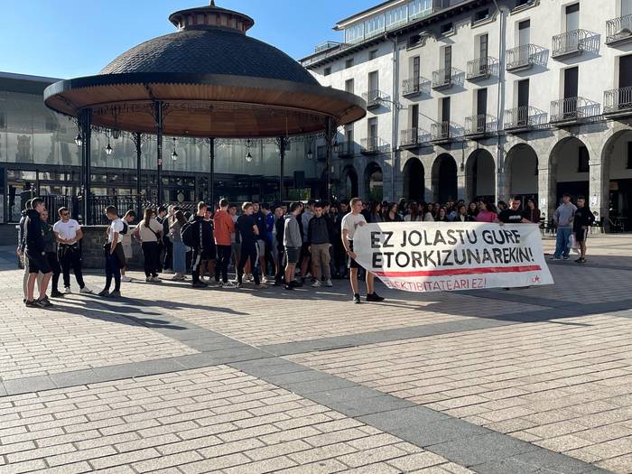 Ikasleek protesta egin dute selektibitate eredu berriaren gaineko "informazio falta" salatzeko