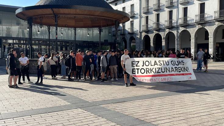 Ikasleek protesta egin dute selektibitate eredu berriaren gaineko "informazio falta" salatzeko