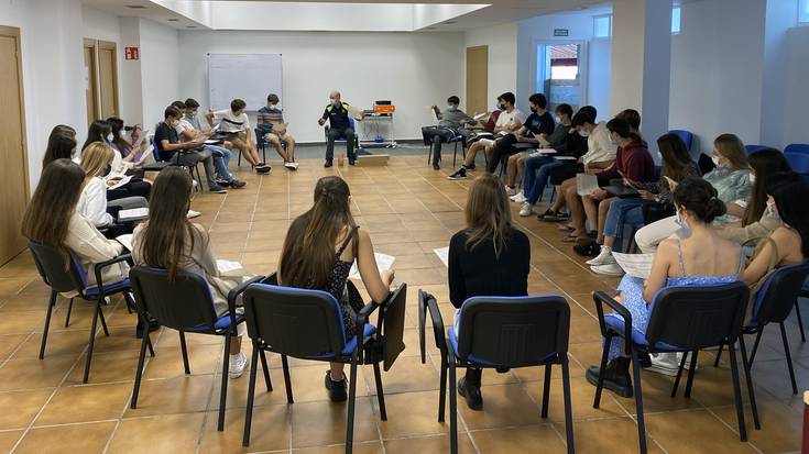 Batxilergoko ikasleei bizikletarako argiak banatu dizkie Udaltzaingoak