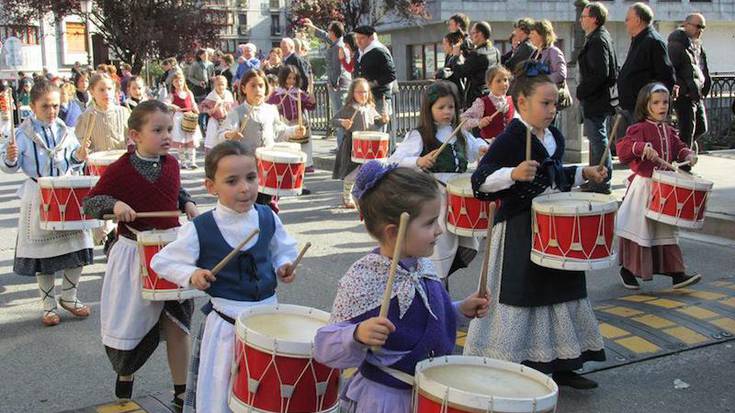 Umeen danborrada egin dute Azkoitian, eta antolatzaile ohiei omenaldia egin diete