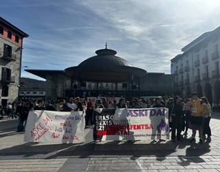 Sarrigurengo hilketa matxistaren salaketa plazara atera dute hainbat lagunek