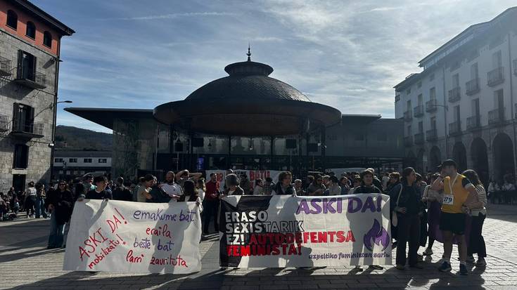 Sarrigurengo hilketa matxistaren salaketa plazara atera dute hainbat lagunek