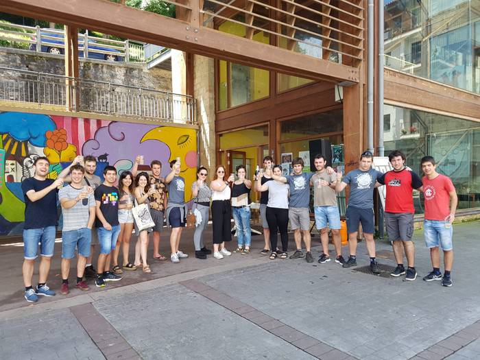 Brindisa eta egun osoko festa, gaztetxearen 10. urteurrena dela eta