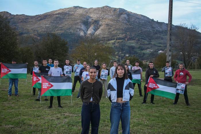 Hamalau eragilek eta ehunka norbanakok egin dute bat Palestinako erresistentziaren aldeko mendi erronkarekin
