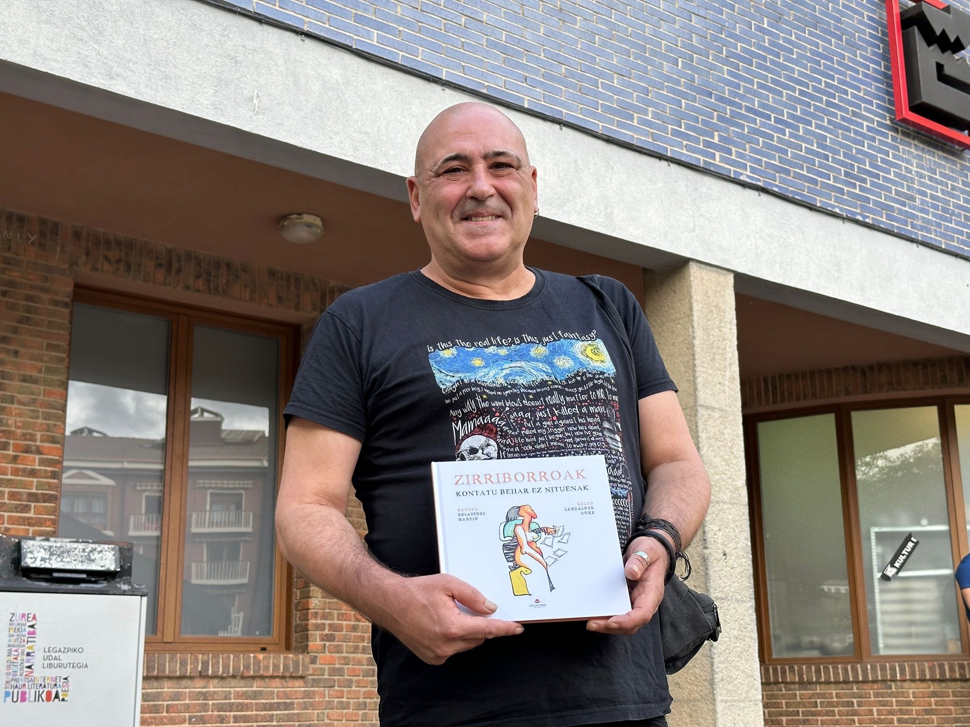 Koldo Landaluze: "Idazten ari naizenean, irudiek erasotzen naute, eta, marraztean, hitzek"