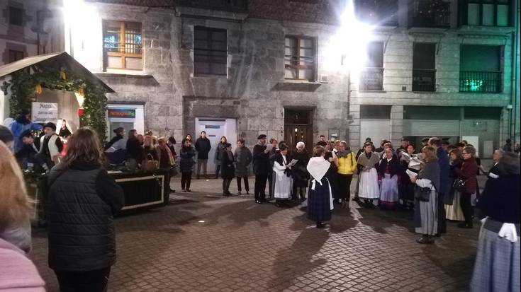 Kantuz girotu ditu kaleak abesbatzen Jaiotzak