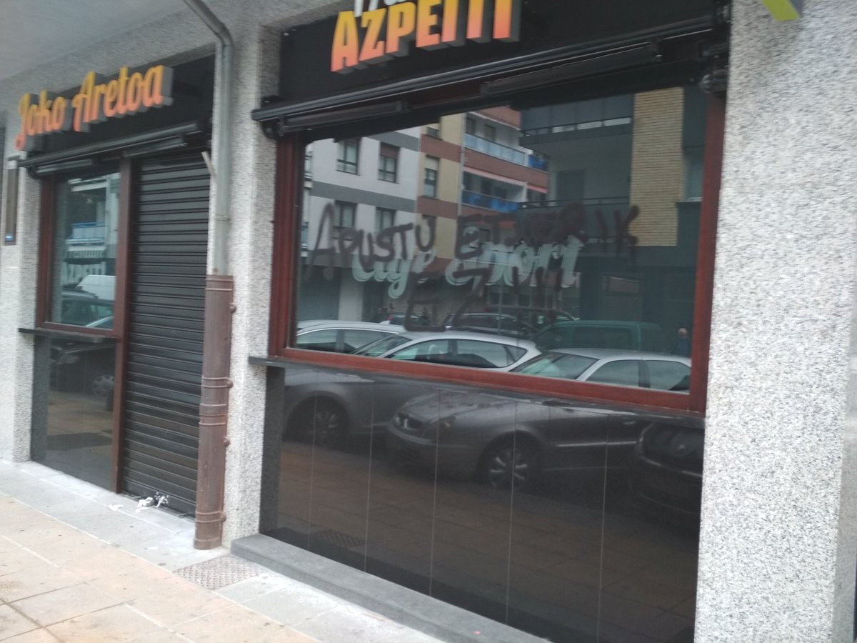 Apustu etxea silikonaz itxi eta pintadaz josi dute