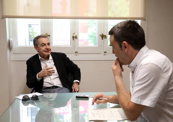 Jose Luis Rodriguez Zapatero elkarrizketatu du Enekoitz Esnaola kazetariak