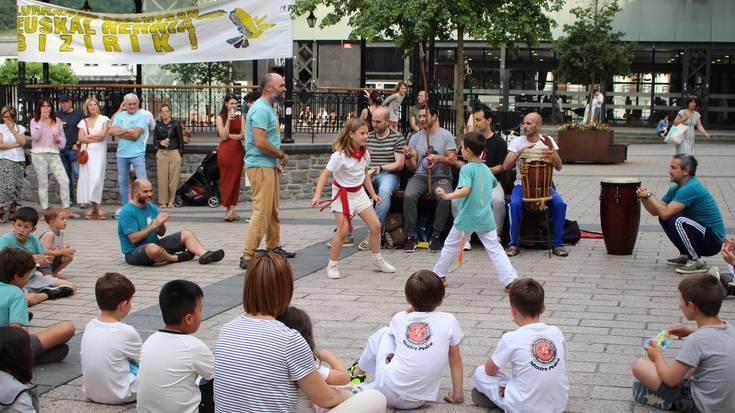 Capoeira eginez eta erakutsiz gozatu dute plazan