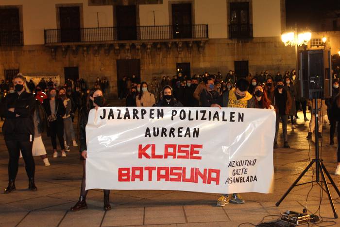 Ehunka lagunek salatu dituzte atzo iluntzean Azkoitian izandako gertakariak