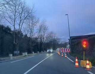 Hasi dira trafikoa semaforo bidez zuzentzen Ezkuztatik gorako zubian