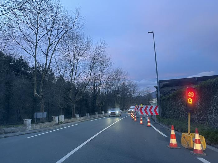 Hasi dira trafikoa semaforo bidez zuzentzen Ezkuztatik gorako zubian