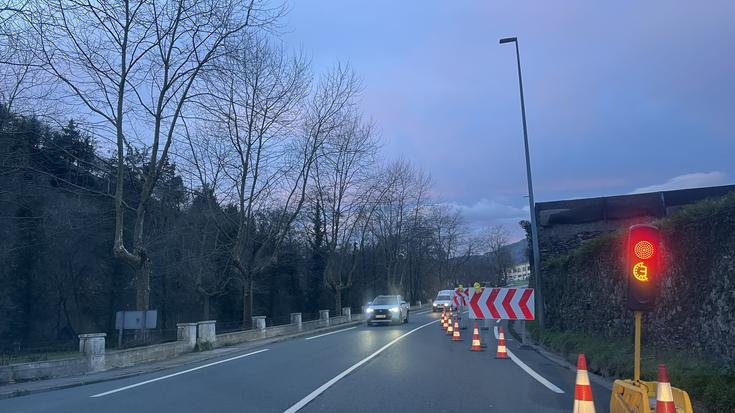 Hasi dira trafikoa semaforo bidez zuzentzen Ezkuztatik gorako zubian