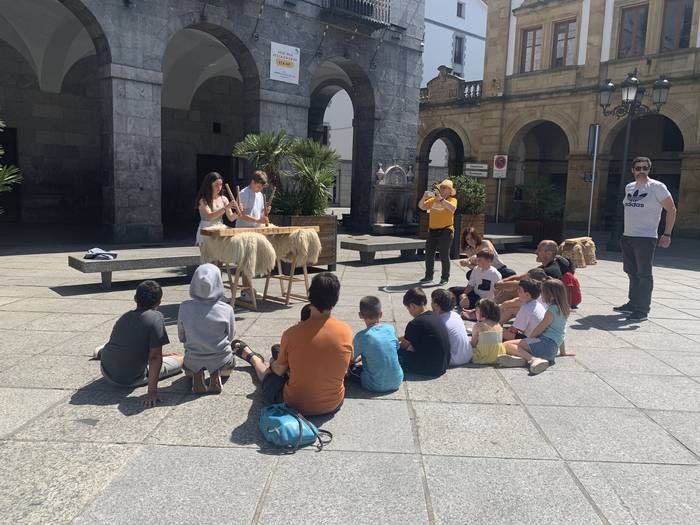 Txalaparta ikastaroa egin dute Azkoitiko plazan