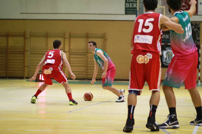 Liderrari begietara begiratuz