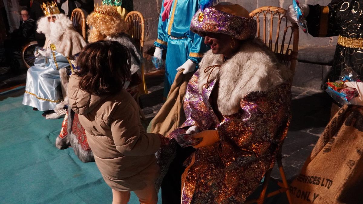 Dotore eta eskuzabal iritsi dira Errege Magoak Aiara