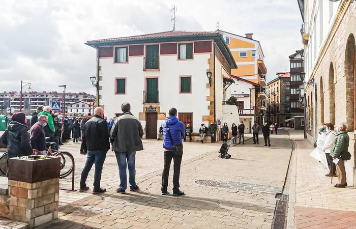 Arratsaldeko manifestazioan parte hartzera animatu dute pentsiodunek