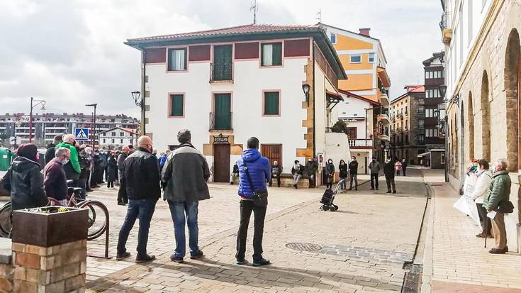 Arratsaldeko manifestazioan parte hartzera animatu dute pentsiodunek