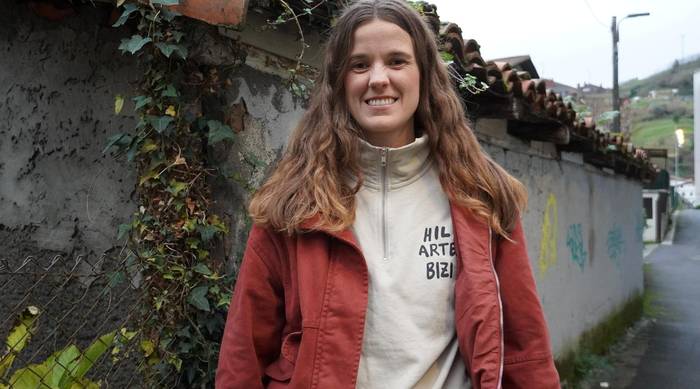 Irati Urdalleta: "Erabaki politikoak daude euskarak bizi duen egoeraren atzean"