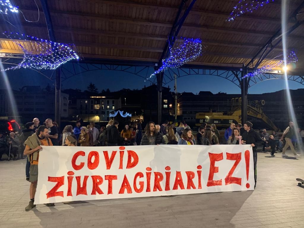 COVID ziurtagiriaren kontra elkarretaratu da hainbat herritar