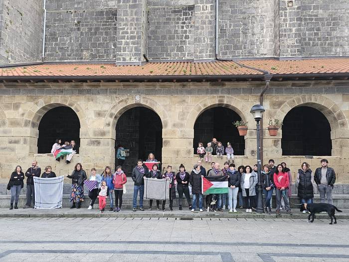 Palestinako genozidioa irmoki salatu dute Aiako Talde Feministak deitutako elkarretaratzean